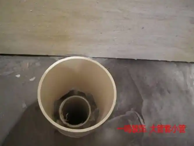 集水井式排水在找平时,我们围绕排水地漏,呈漏斗状做成集水井,让四面