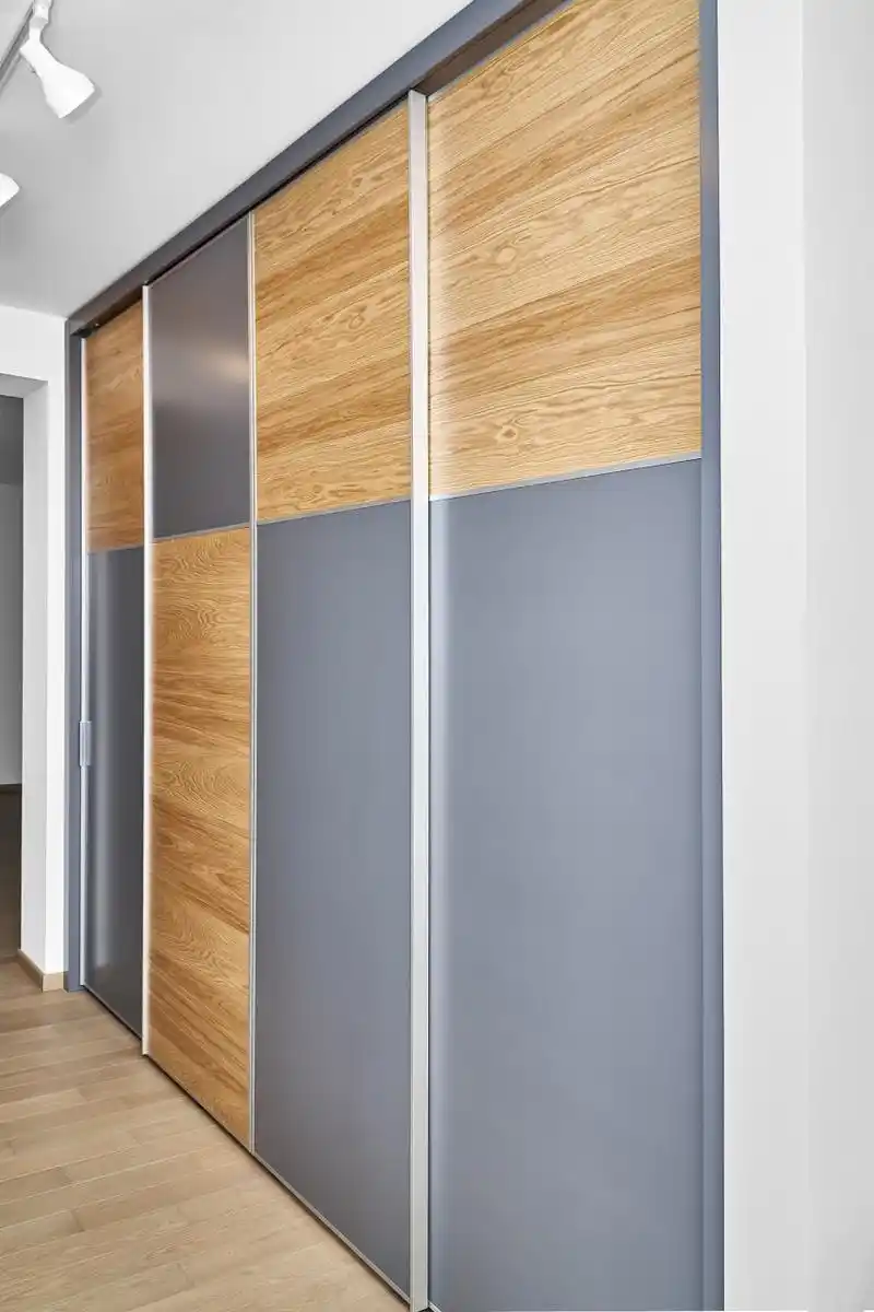 尺寸:衣柜推拉门的尺寸需要根据实际衣柜大小,空间大小以及个人需求