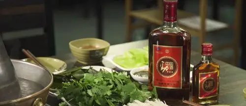 外面寒风四起,三两好友一瓶劲酒一双双筷子都频繁地伸向桌上的羊肉