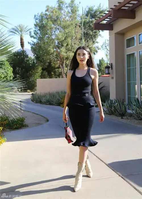 组图宋佳米兰达美国看秀玩转80年代复古造型