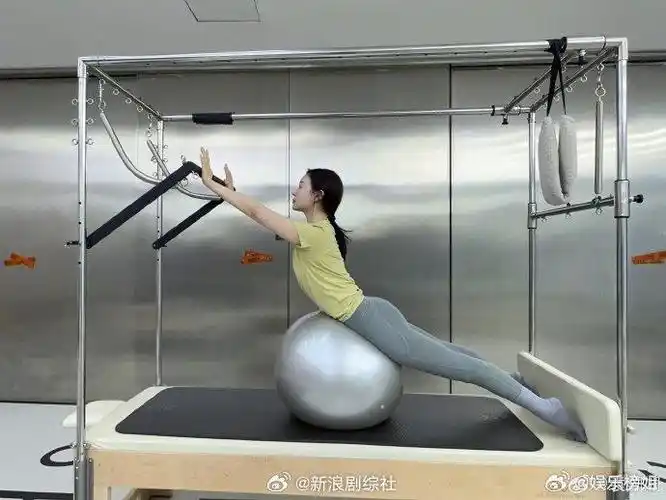 袁姗姗发博晒健身照运动姗好美