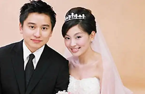 2006年,陈秀丽下嫁台湾鞋厂大亨刘杰克,定居香港和深圳,过起了幸福的