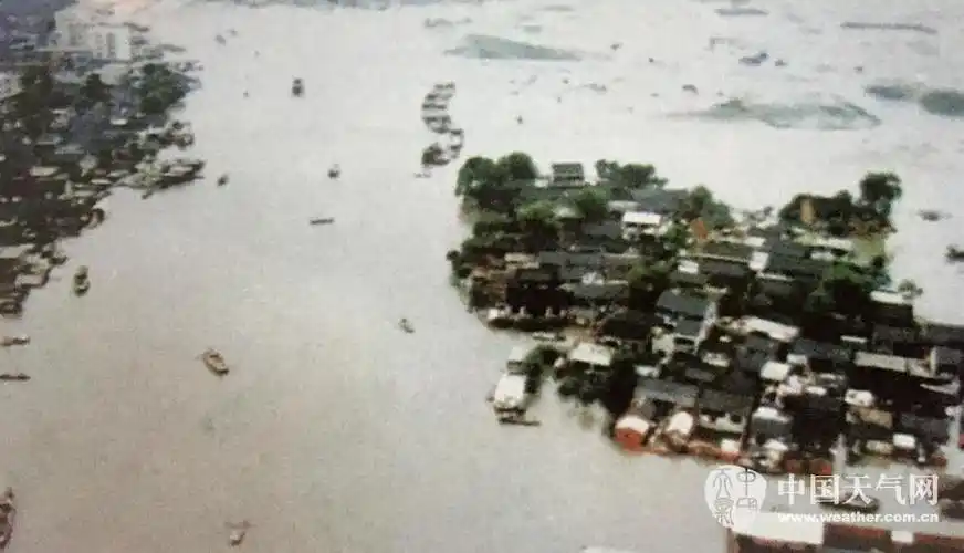 1991年江苏省兴化县城郊浸泡在洪水之中.