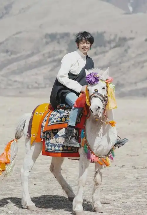 丁真晒春日骑马照笑容帅气野性懒理舅舅疑似出轨传闻