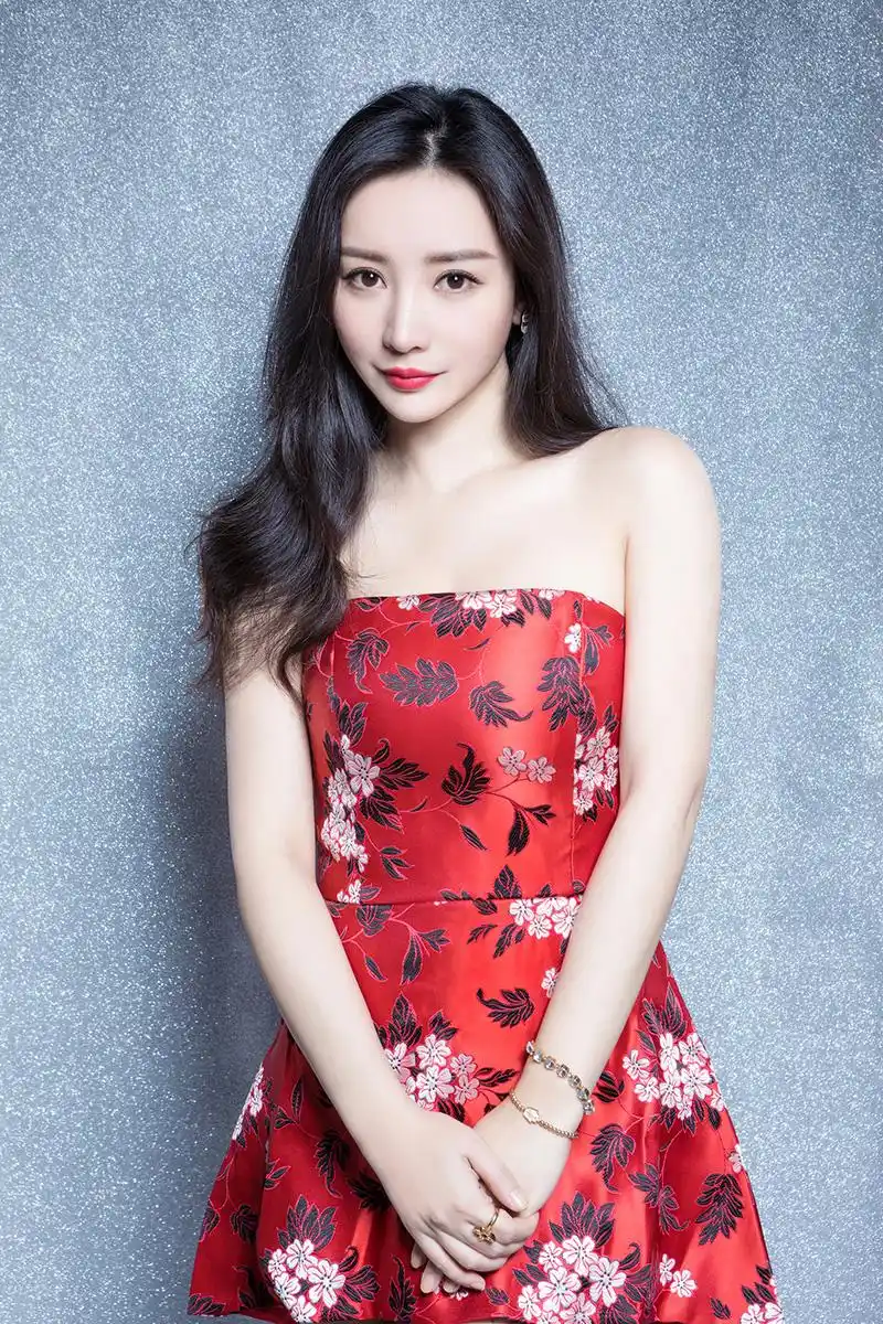 【明星高清大图】柳岩红色系写真曝光.香肩微露,性感,美艳得刚刚好.