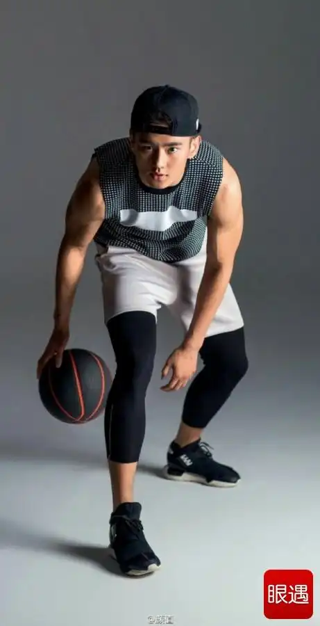 国民老公宁泽涛画报写真曝光 半裸上阵腹肌吸睛