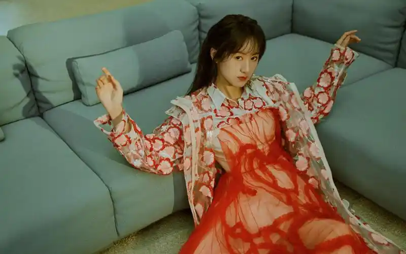 琉璃花絮:片场的袁冰妍好娇羞,看到成毅脸红红,太甜了