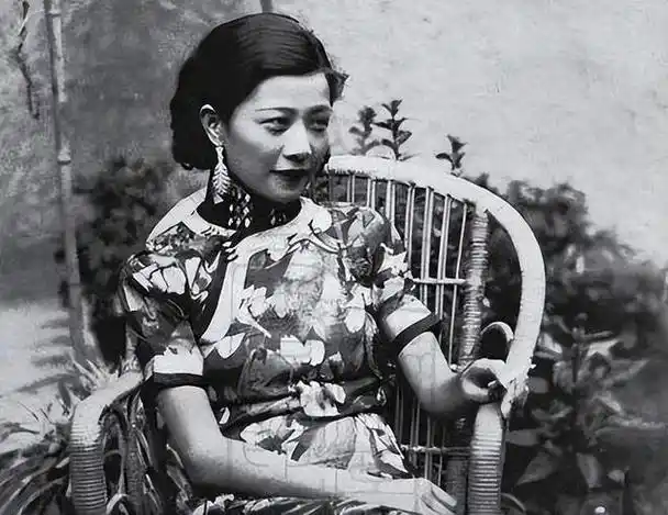 一天晚上,大军阀杨森喝醉了,误把自己的干儿女曾桂枝当成了姨太太,抱