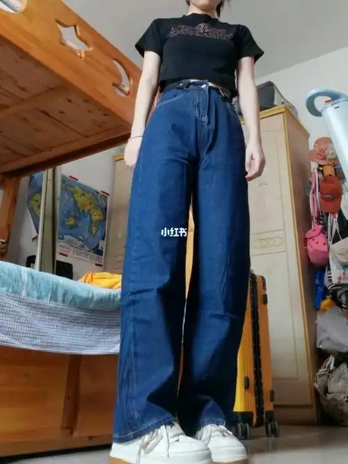 深蓝色高腰直筒牛仔裤在这个秋天我爱了