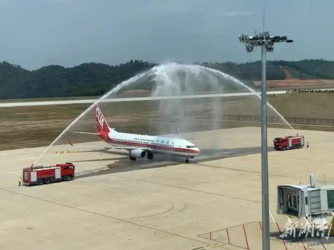 首趟航班降落郴州北湖机场