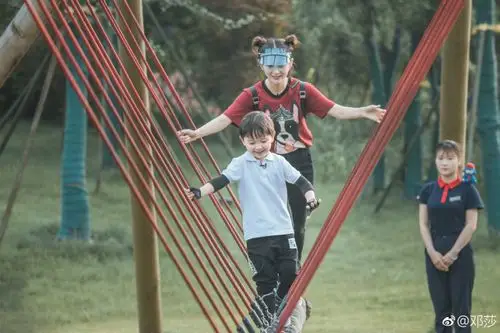 大麟子演示如何做作的吃面,戏精附体表情超可爱,网友