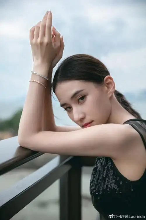 眼神凌厉赌王女儿何超莲穿阔腿裤身材窈窕