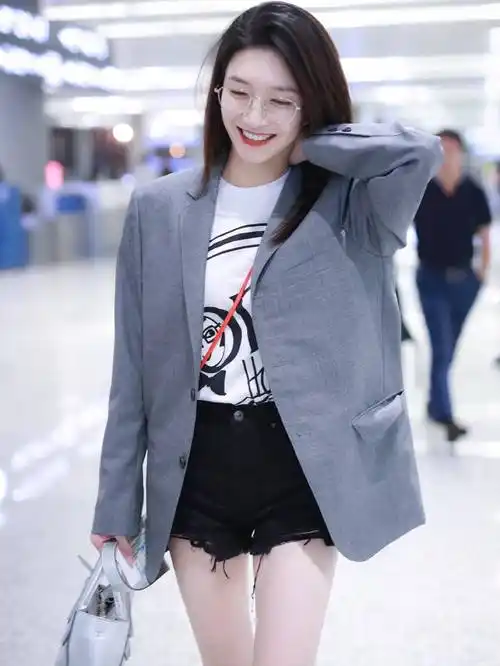 江疏影带火了"简约"穿搭:西装 t恤 二分裤,时髦洋气又减龄_时尚_短裤