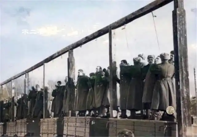 上色老照片:二战德军败亡之时,战犯被处决现场,恶魔的集体绞刑