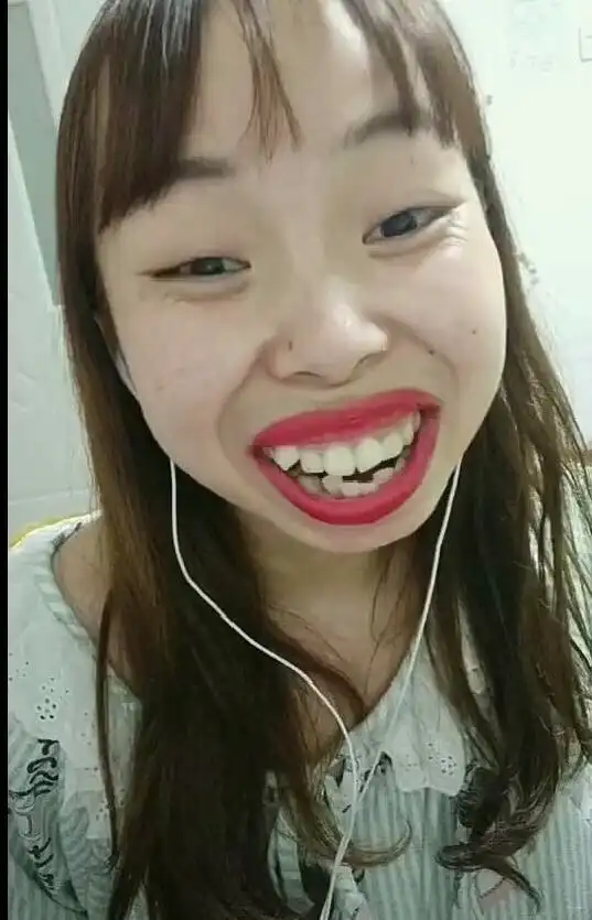 嘟嘟姐,一个由美扮丑的网红,配上一首魔性歌曲《嘴巴嘟嘟》,在短时间