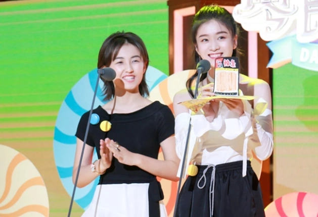 张雪迎靠关晓彤立闺蜜人设,凭胡辣汤备受关注,结果却受家人拖累