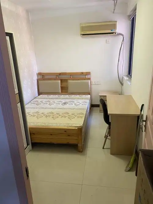 浙新小区 朝南单间1650元. 大房间. 地铁口物.