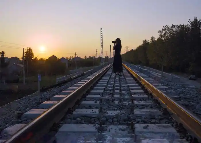 一排排铁轨静静地躺在大地上,喧闹的城市深处,拍着远处的诗和远方