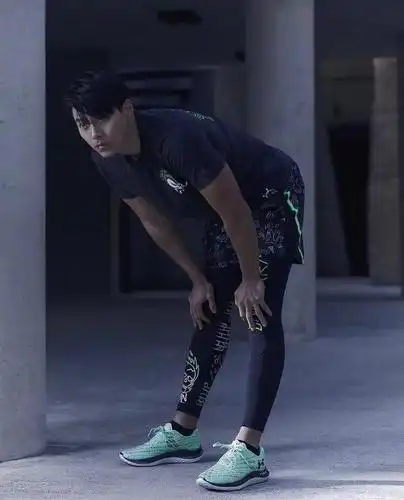 38岁玄彬变化真大!满头大汗拍大片活力四射,肌肉照曝光太性感