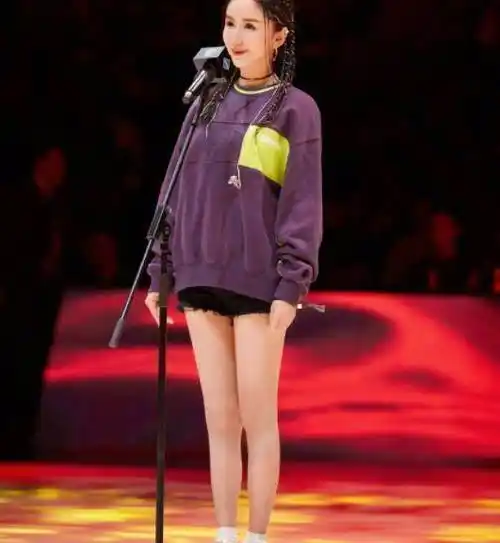 娄艺潇做运动去水肿,仰拍视角"牛奶腿"抢镜,光着脚也有168_示范_锻炼