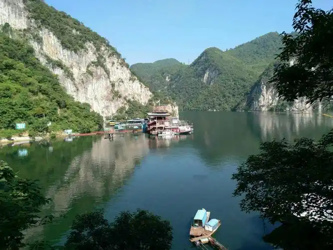 观察点前不远处就是乌江渡水库区,风光秀美.