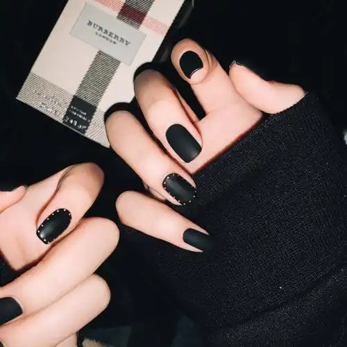 这些照片是我近几年来的美甲进化史2020年呢是我第一次尝试黑色款磨砂