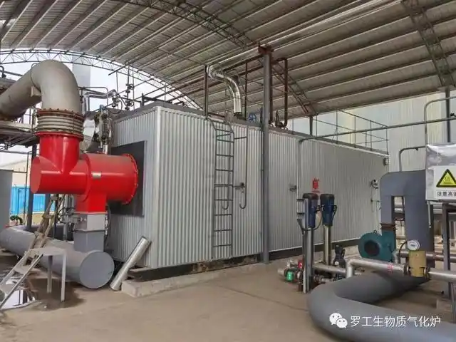 生物质气化炉通过用木片或压块作为燃料,在炉内裂解气化后通过管道将