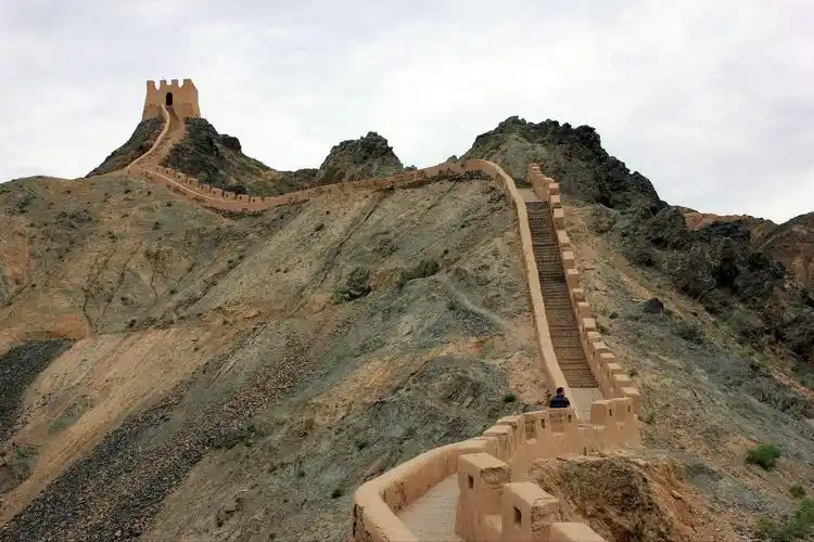 因建于嘉峪山麓而得名,是明朝万里长城西端的终点, 建于1372年