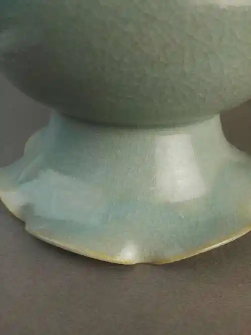 sr 名称:北宋汝窑葵口尊(渣斗) 类别:瓷器 年代:北宋 窑口:北宋汝窑