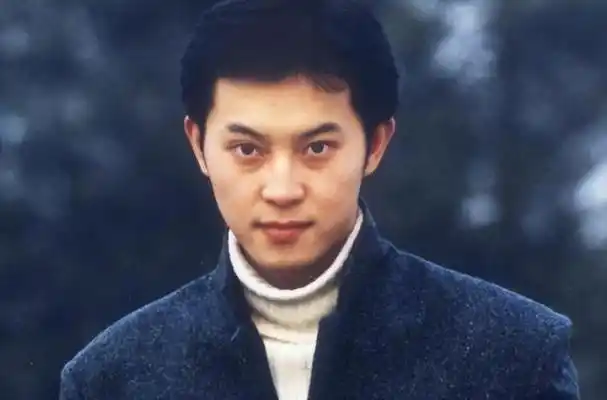 18岁黄渤忍了,18岁张卫健也忍了,看了18岁的雷佳音我忍不了了