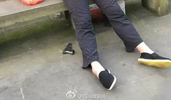 温江公园发现的死亡男子,死者脚边还有一把仿"六四"式手枪.