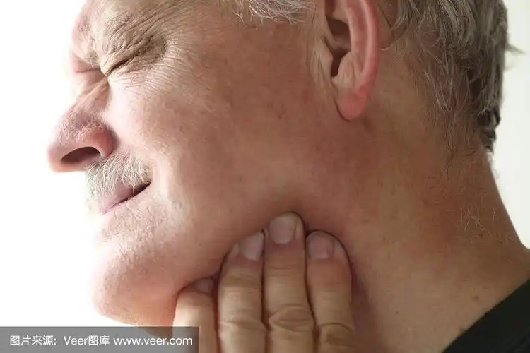 老年人下巴疼痛