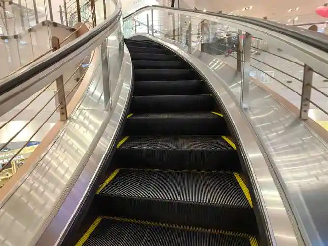 上海南京路一商场会转弯电动扶梯出圈