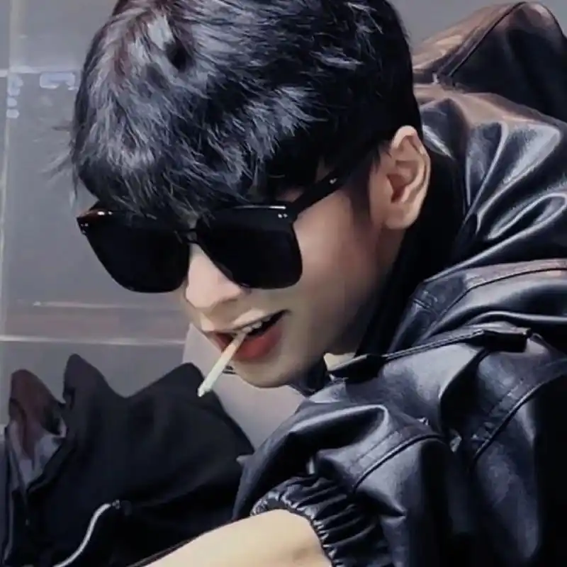 霸气墨镜男头像7815