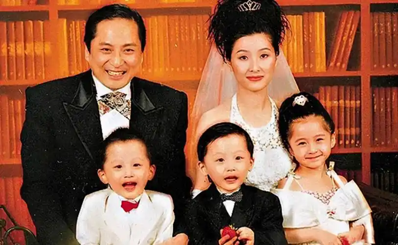 汤镇业晒双胞胎女儿近照,姐妹俩五官精致,网友:港姐候选_邹文静_孩子