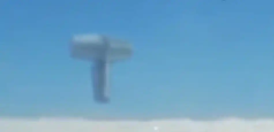 飞机上拍到巨型ufo 图片清晰显得真实(组图)(5)