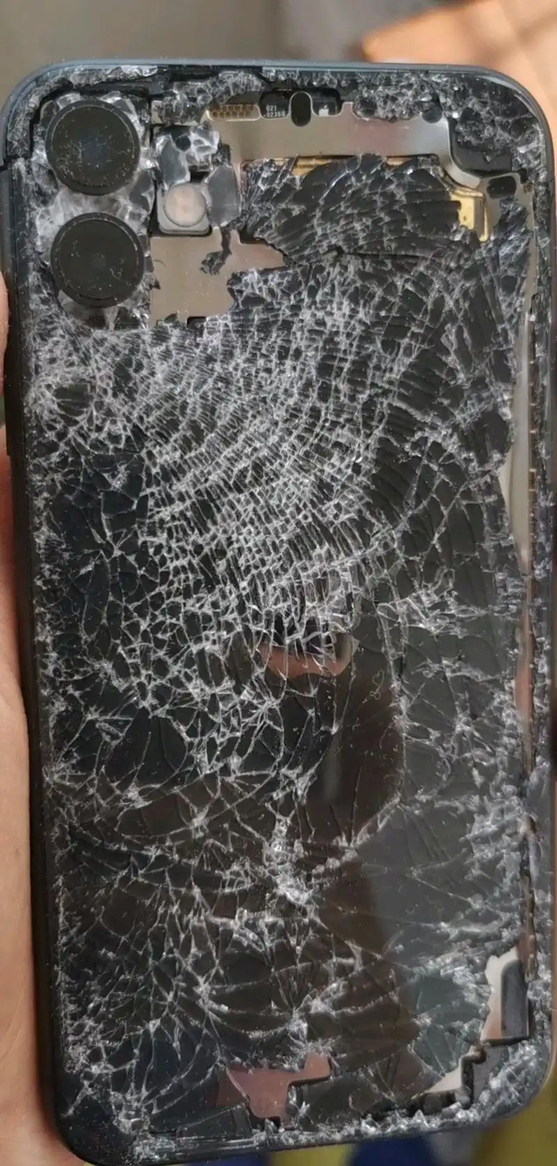 网友iphone11从5楼摔碎,去售后能保修吗?网友:补ac也不好使