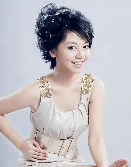 湖南卫视知名主持人在美国定居开保时捷拎爱马仕成二胎辣妈