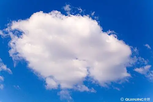 蓝天下一朵圆形的白云_全景网