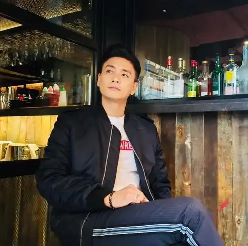 黄宗泽经典大背头换成菠萝头,喜上热搜