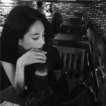 女生高冷黑白微信头像伤感 看清一个人何必去揭穿