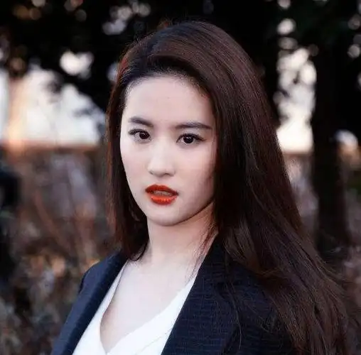 女人的脸型一般分5种:鹅蛋脸是完美脸,圆脸是少女脸,你是哪种