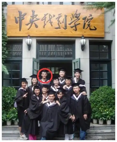 王凯:父亲肺癌去世1个月,他被查出肺部有阴影,为保命减少拍戏_腾讯