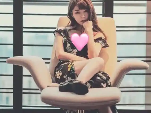 人气主播沫子竟如此性感?旧照被网友爆出,黑色碎花裙太过迷人