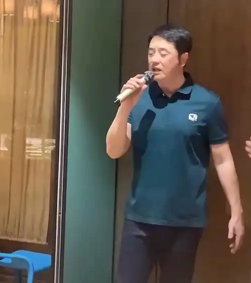 51岁黄格选饭局高歌,美女伴舞长腿瞩目,7千块的皮带绑腰上