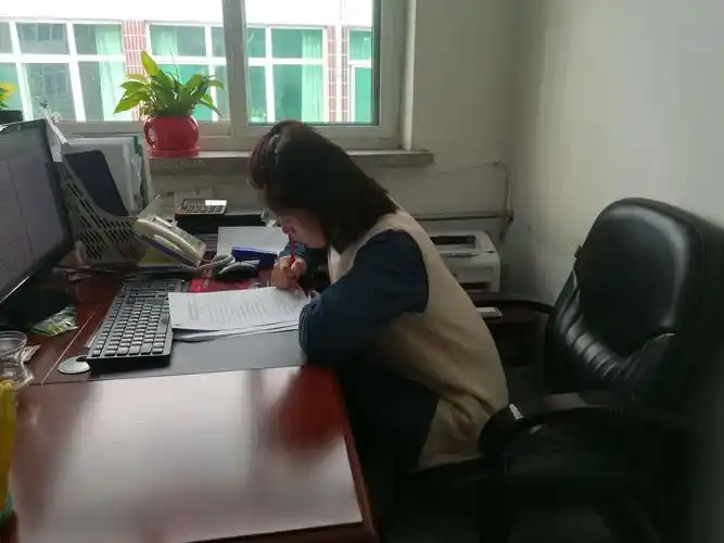 4月3日,办公室工作照片.