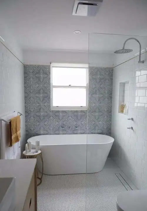 小面积卫生间浴缸淋雨分离效果图