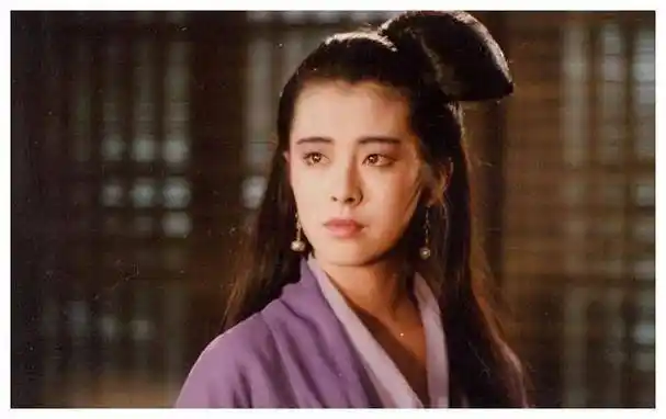 57岁王祖贤戴眼镜自拍照曝光,神情沧桑双眼皮明显,引发关注!