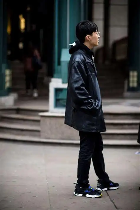 男黑色皮衣搭配什么鞋子好看 穿皮衣重要的就是帅气_天涯八卦网