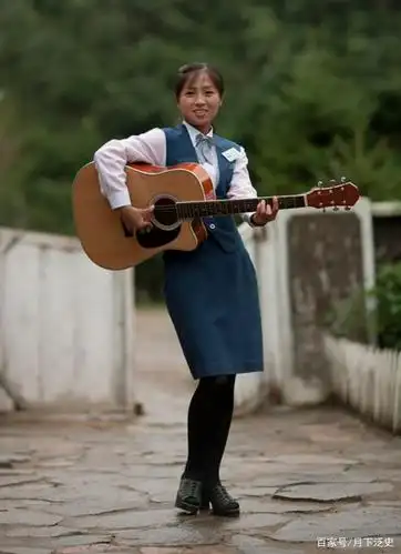 街拍在朝鲜,小孩儿热情似火,大人反应不一